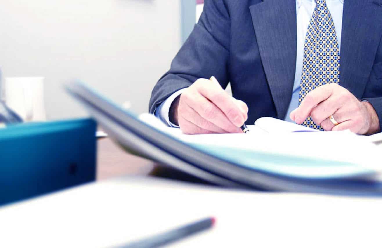 businessperson-working-at-the-office-2-uid